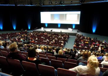 une grande salle de conférence